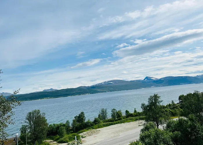 In With Sea And Mountain View Apartman